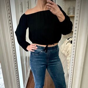 New Aritzia/Wilfred Black Off-the-Shoulder Shirt